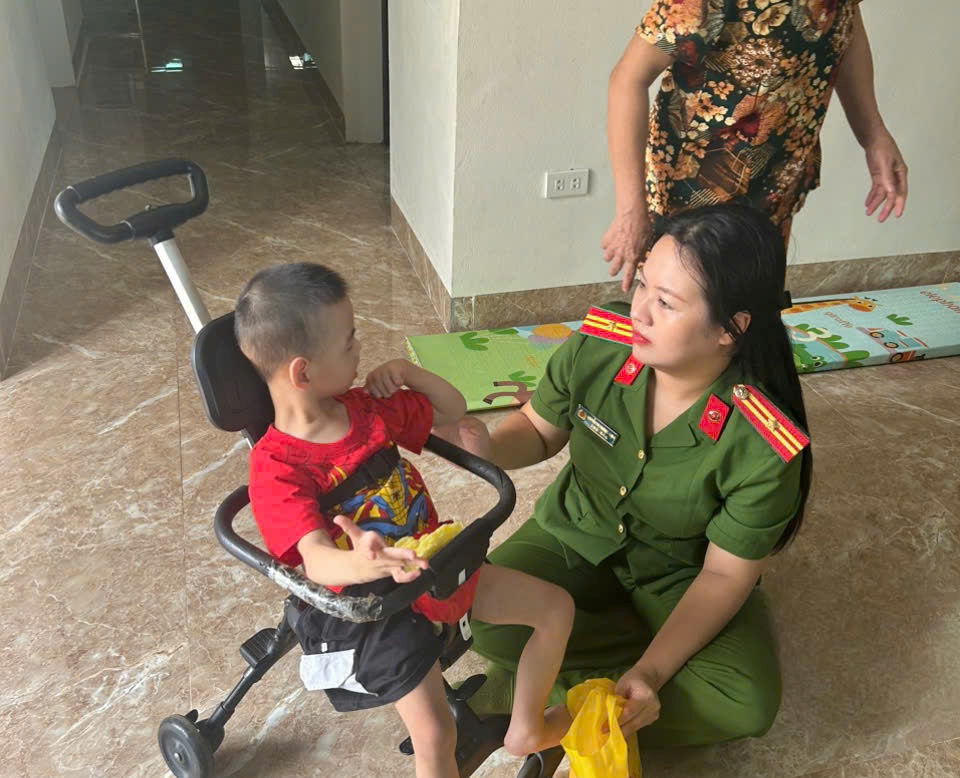 Công an xã Cẩm Giang: Vận động tặng quà Tết Trung Thu cho trẻ em có hoàn cảnh khó khăn